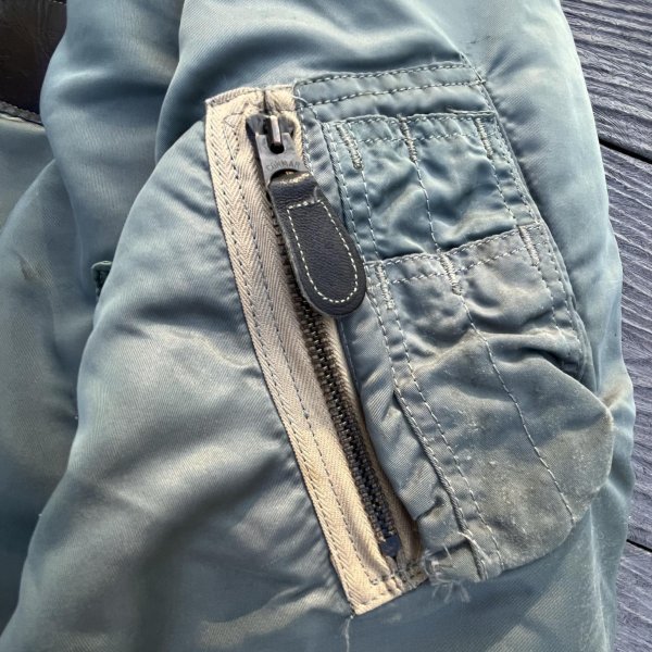 下端に綻びがあります